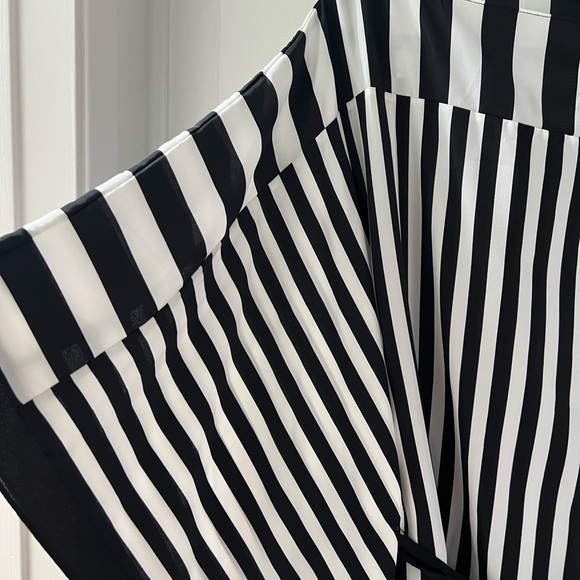 BCBG MAXAZRIA Black & White Striped Tunic Top XS/S - Picture 2 of 4